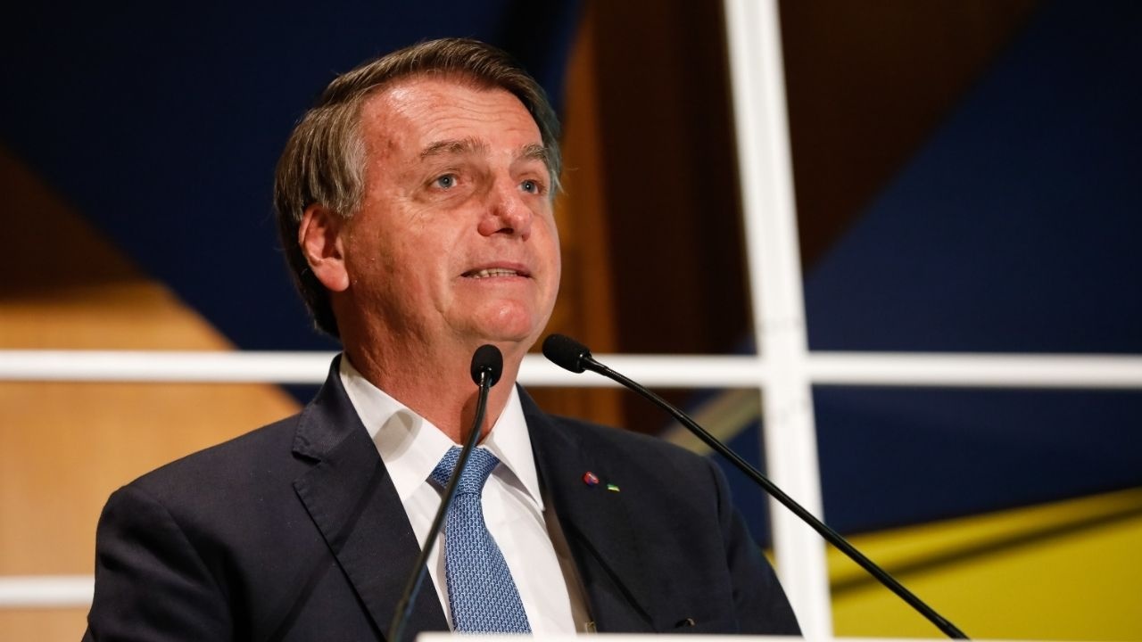 Bolsonaro apresenta crises de soluço e alteração na pressão após cirurgia no ombro