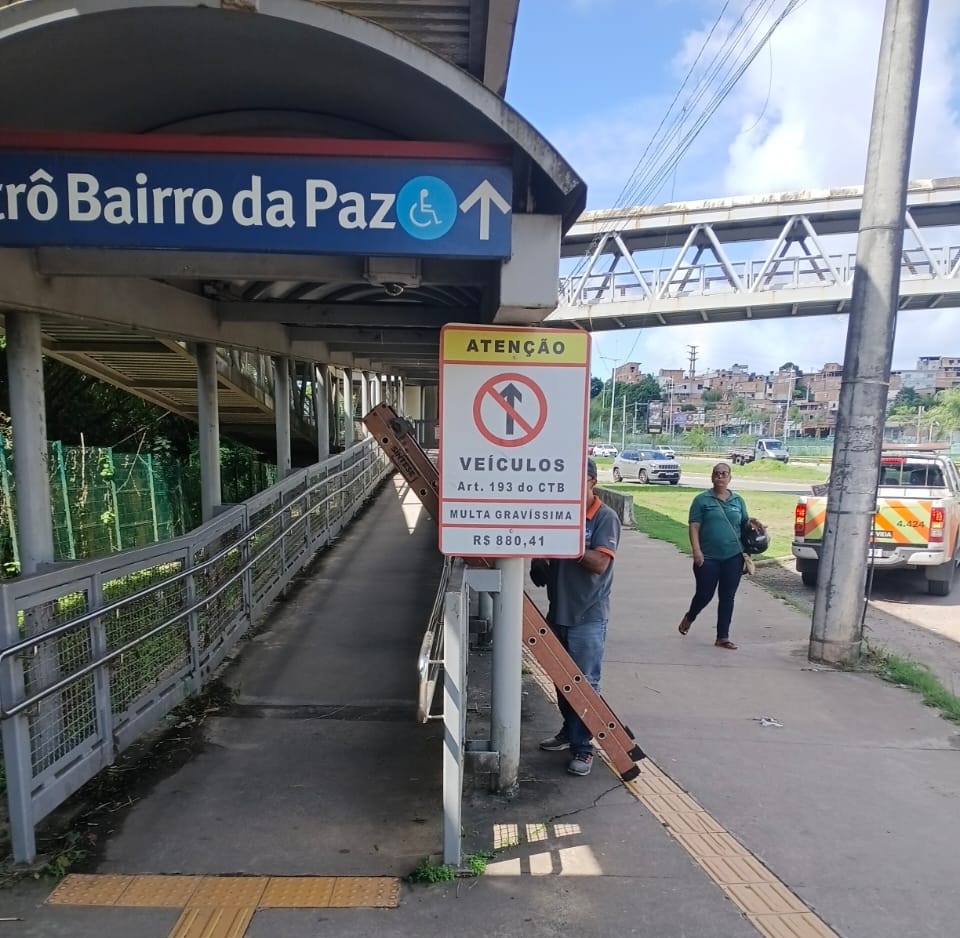 Transalvador implanta sinalização no acesso às passarelas para coibir tráfego de moto