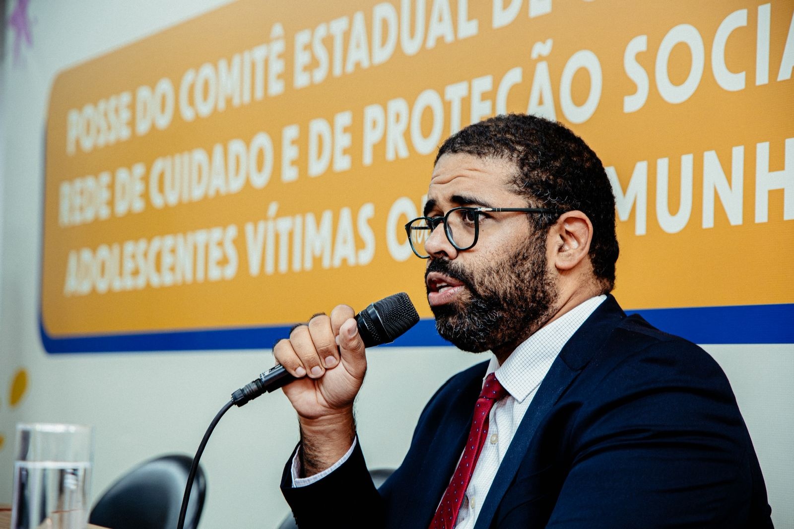 Secretário de Justiça da Bahia contesta e crítica medida dos EUA que coloca PCC e CV como terroristas internacionais 