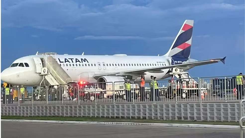 Mulher morre ao cair de escada durante desembarque de avião em SP