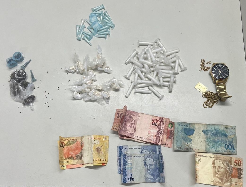 Suspeito de tráfico é preso pela PM durante feira no bairro da Liberdade, em Salvador 