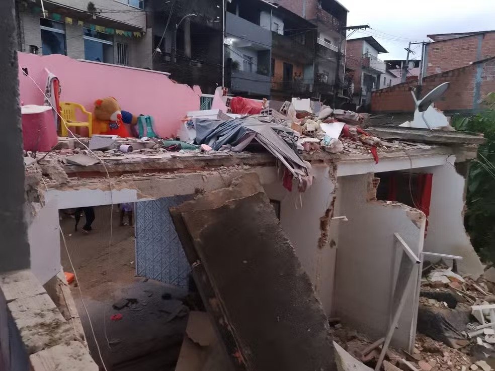 Imóvel desaba e criança de 9 anos fica soterrada em Pirajá 3 WhatsApp%20Image%202026 06 06%20at%2007.45.57.
