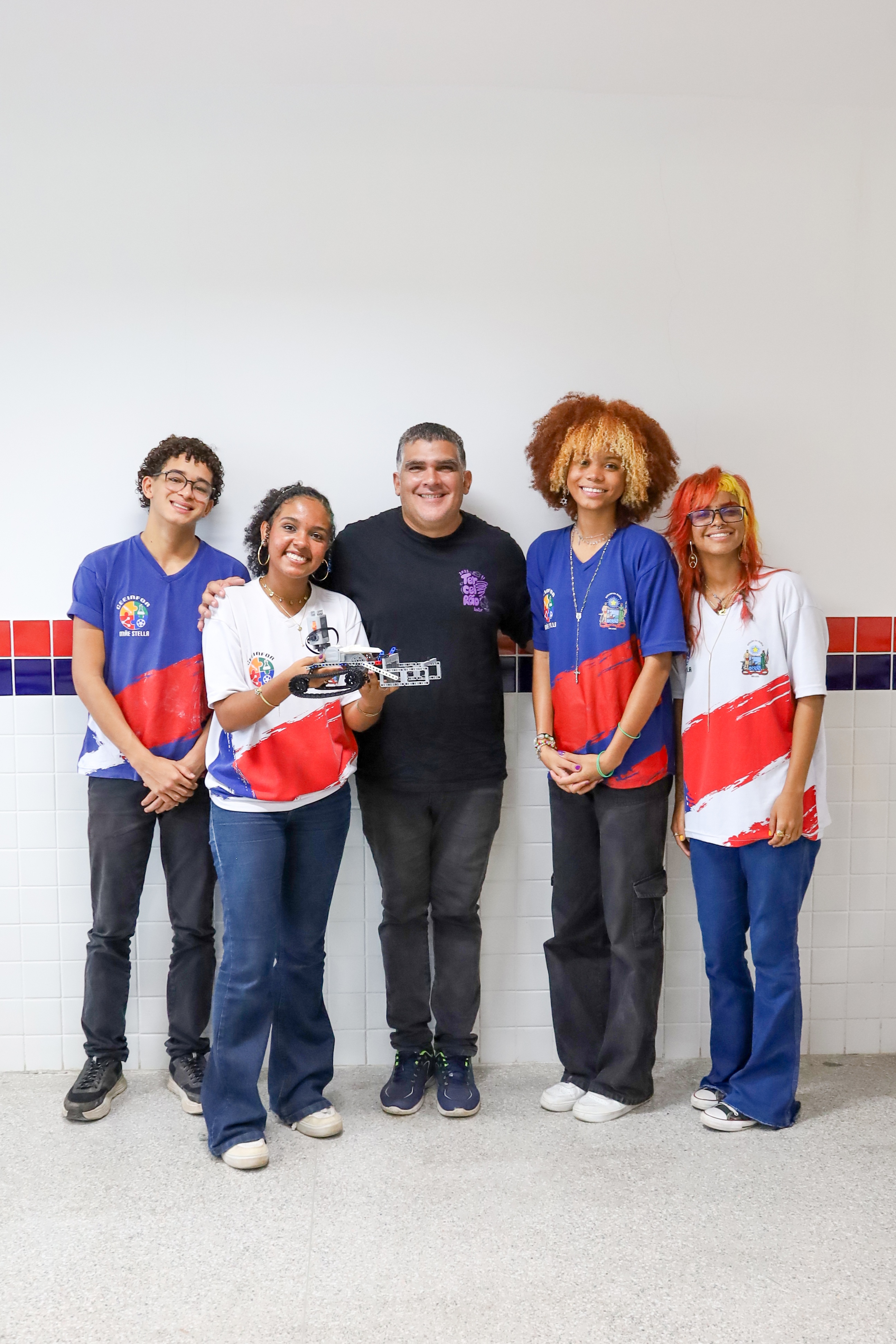 Estudantes soteropolitanos criam carrinho de lego que faz limpeza de praias