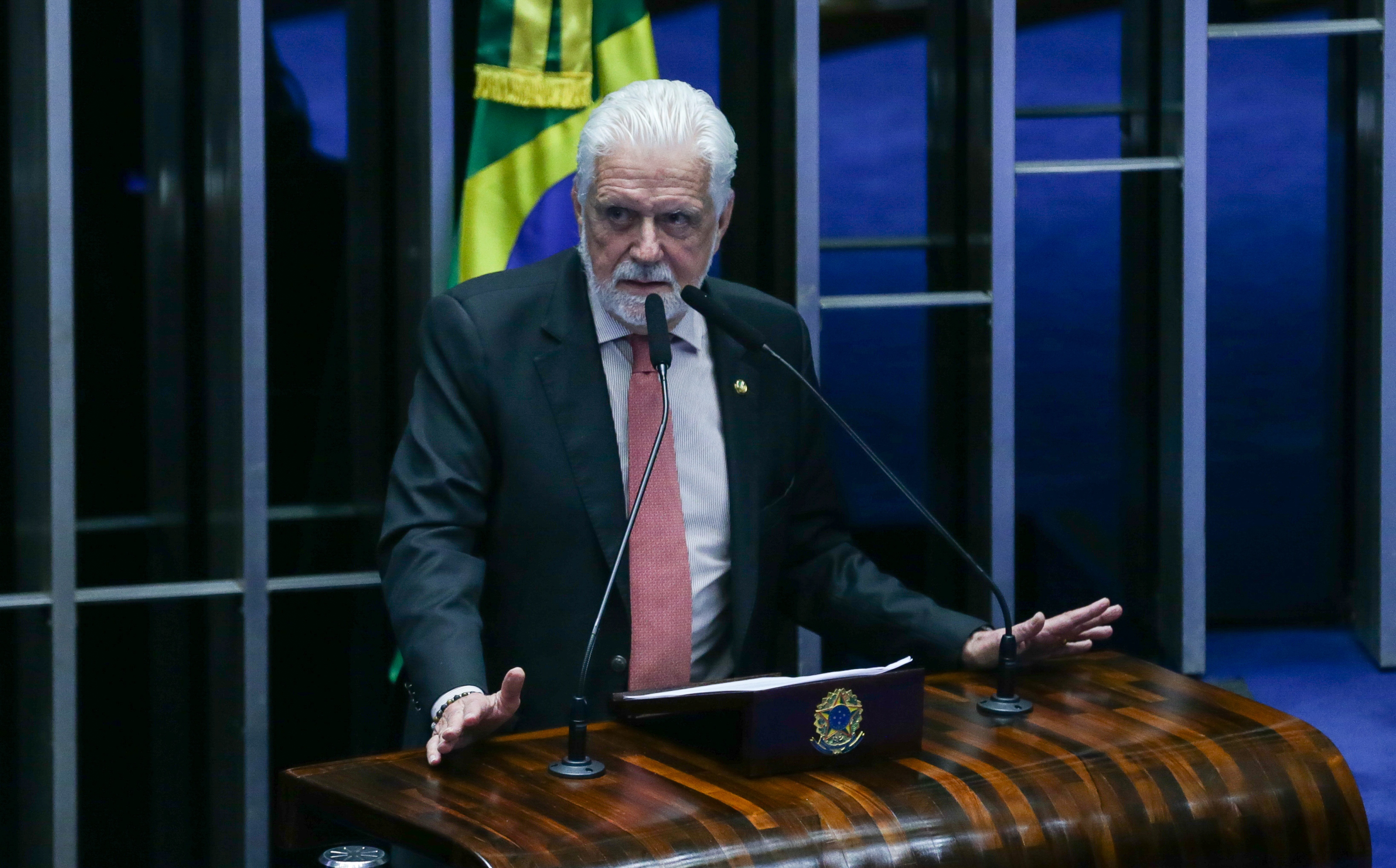 Planalto e PT esperam que Wagner faça gesto de entregar liderança do governo para blindar campanha de Lula