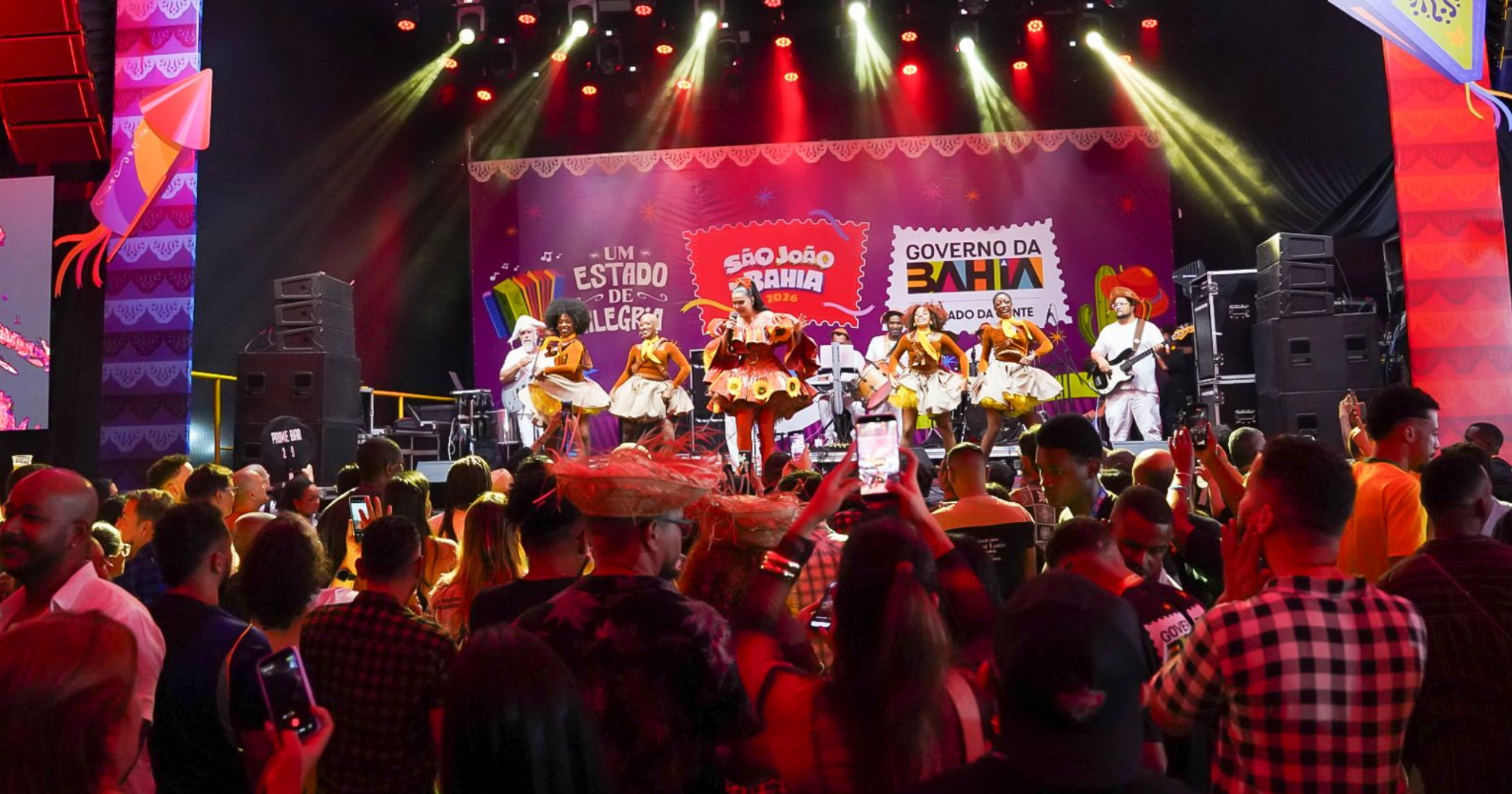 Artistas se apresentando em palco do Pelourinho