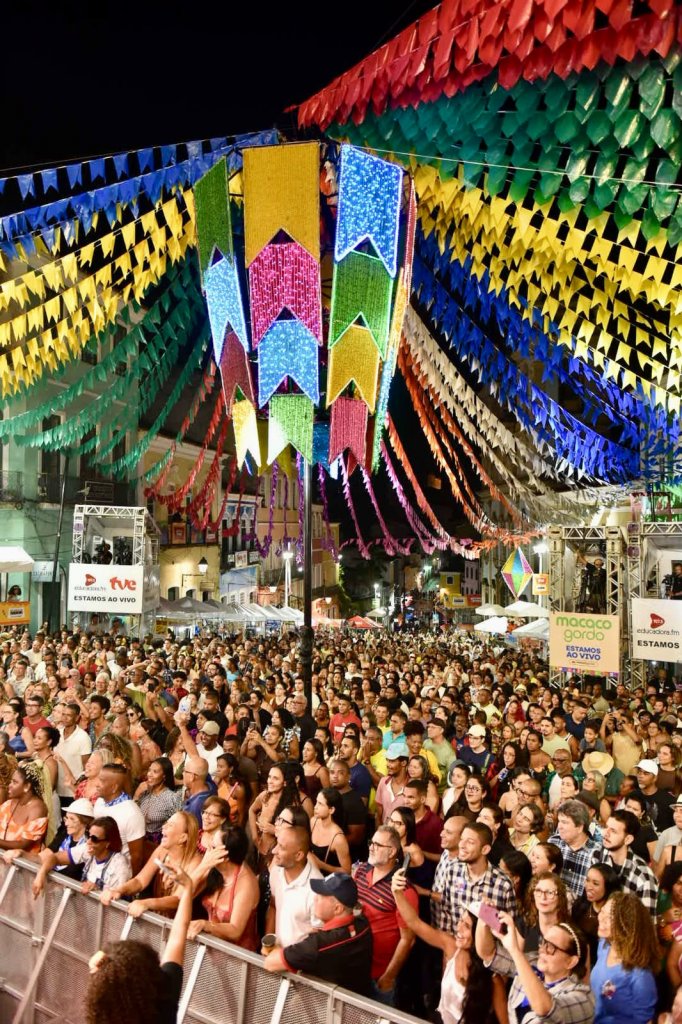 VIDEO: Fulô de Mandacaru nega crise do forró no São João e cobra união da categoria 8 Fulô do Mandacaru em palco baiano