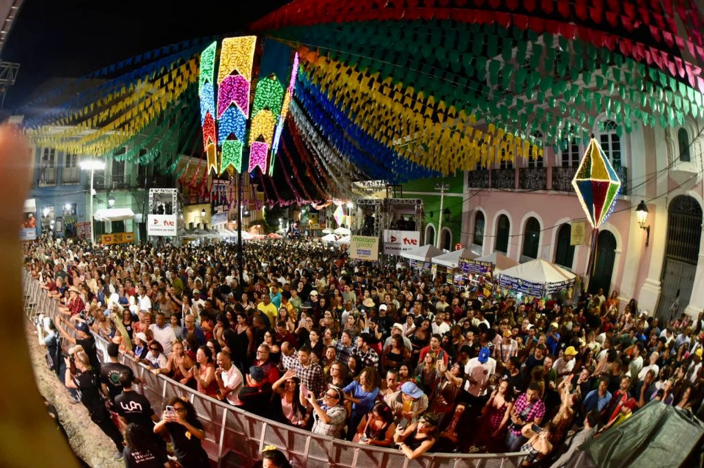 VIDEO: Fulô de Mandacaru nega crise do forró no São João e cobra união da categoria 7 Armandinho do Acordeon durante apresentação