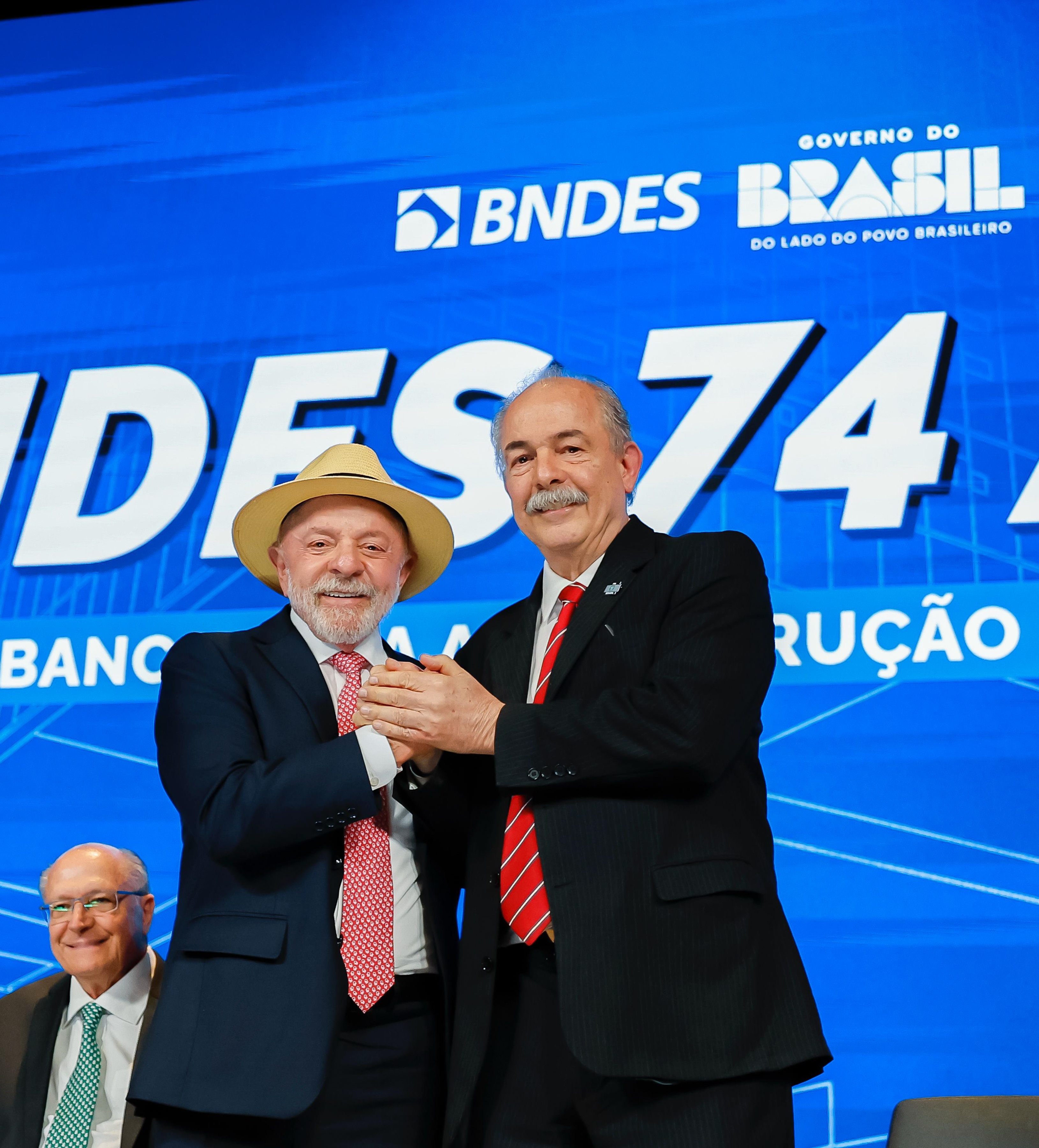 Lula elogia gestão do BNDES em discurso rouco e defende convergência entre público e privado