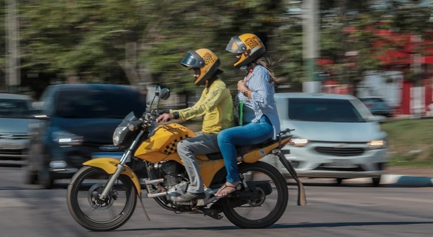 Alcolumbre prorroga até o começo de outubro validade de MP que diminui exigências para atividades de mototaxista
