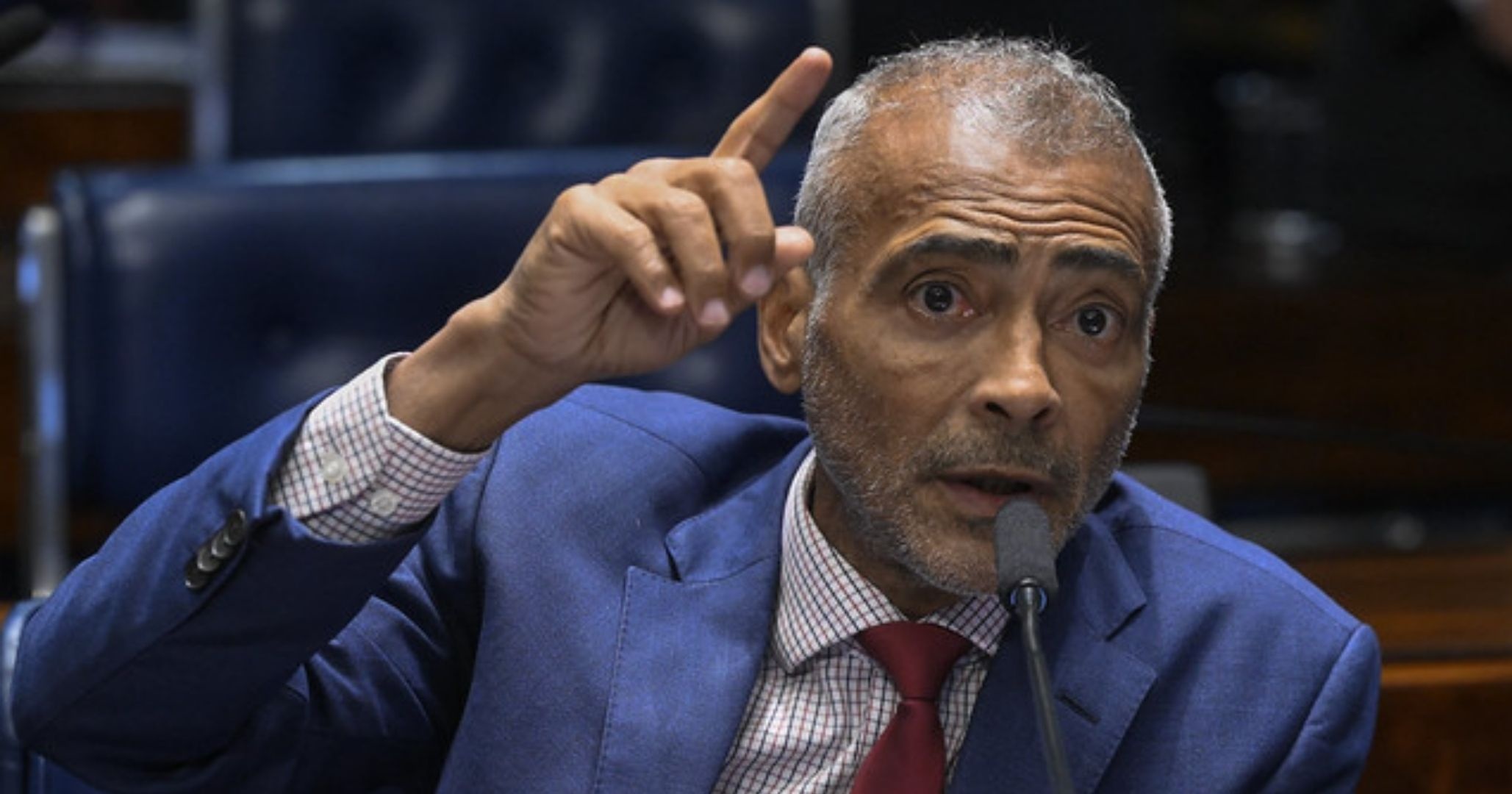 Romário diz que penhora de 30% do salário de senador ameaça sua sobrevivência financeira