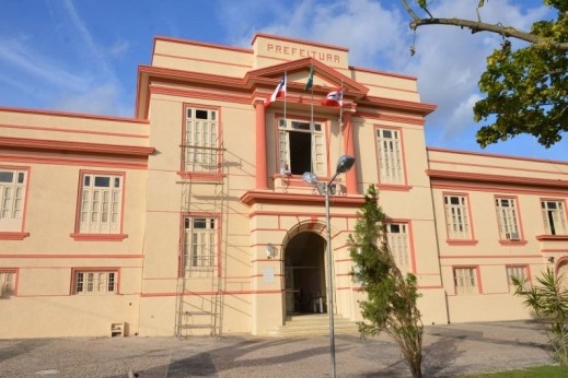 Prefeitura de Alagoinhas exonera mais de 80 servidores de cargos em meio a “rusgas” de prefeito com aliados