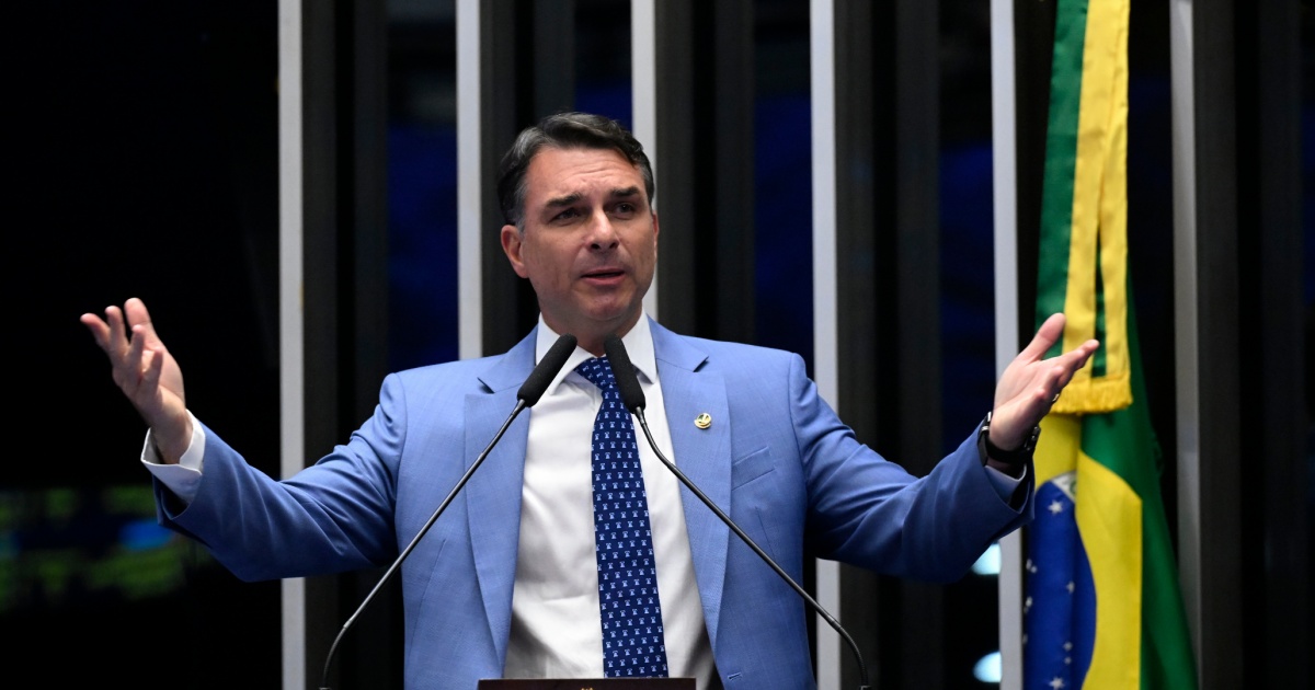 TSE forma maioria e livra Flávio Bolsonaro de punição por avatar de Bolsonaro com IA