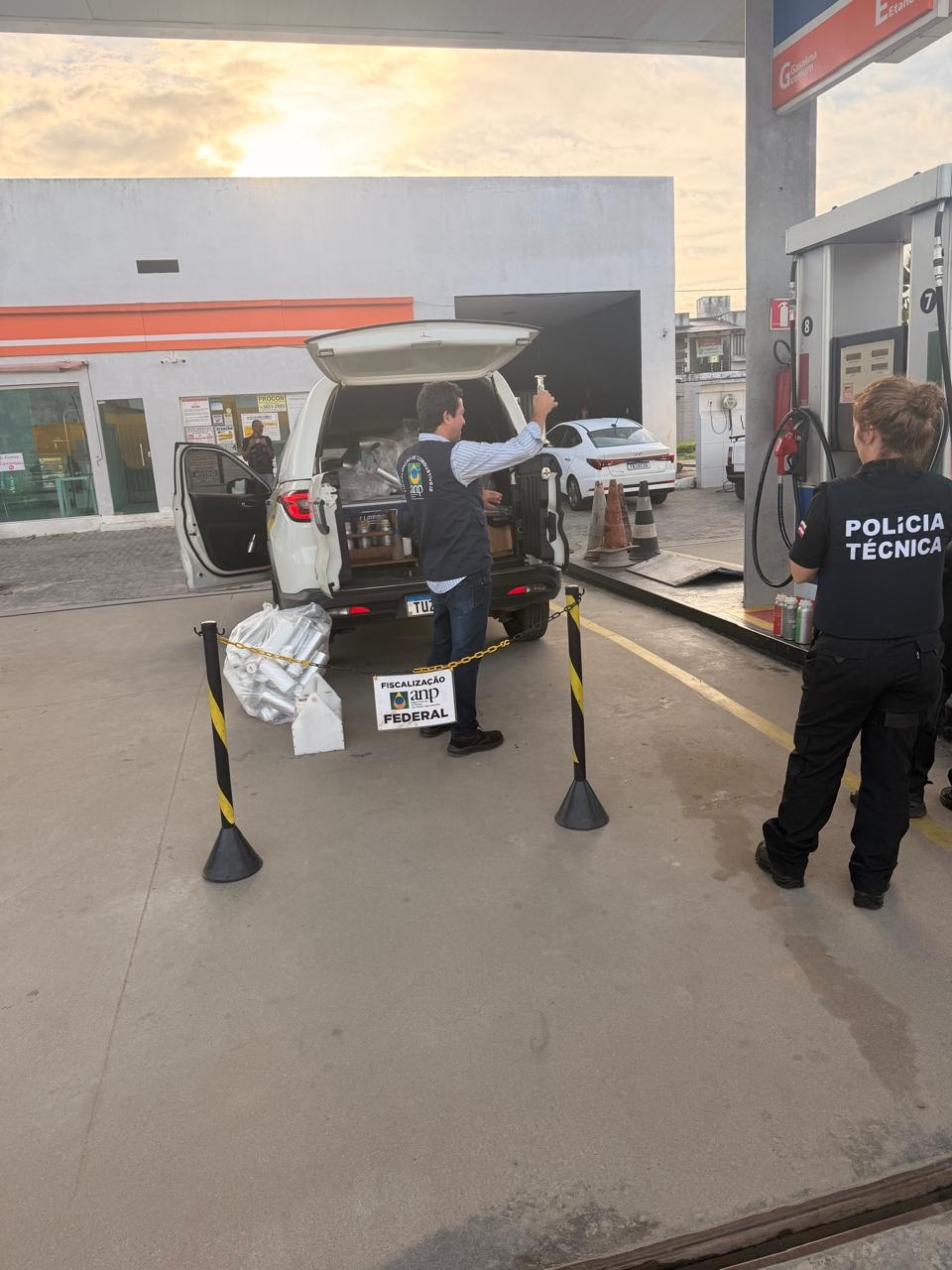 Operação prende dois e interdita posto de gasolina por irregularidades na venda de combustíveis em Feira