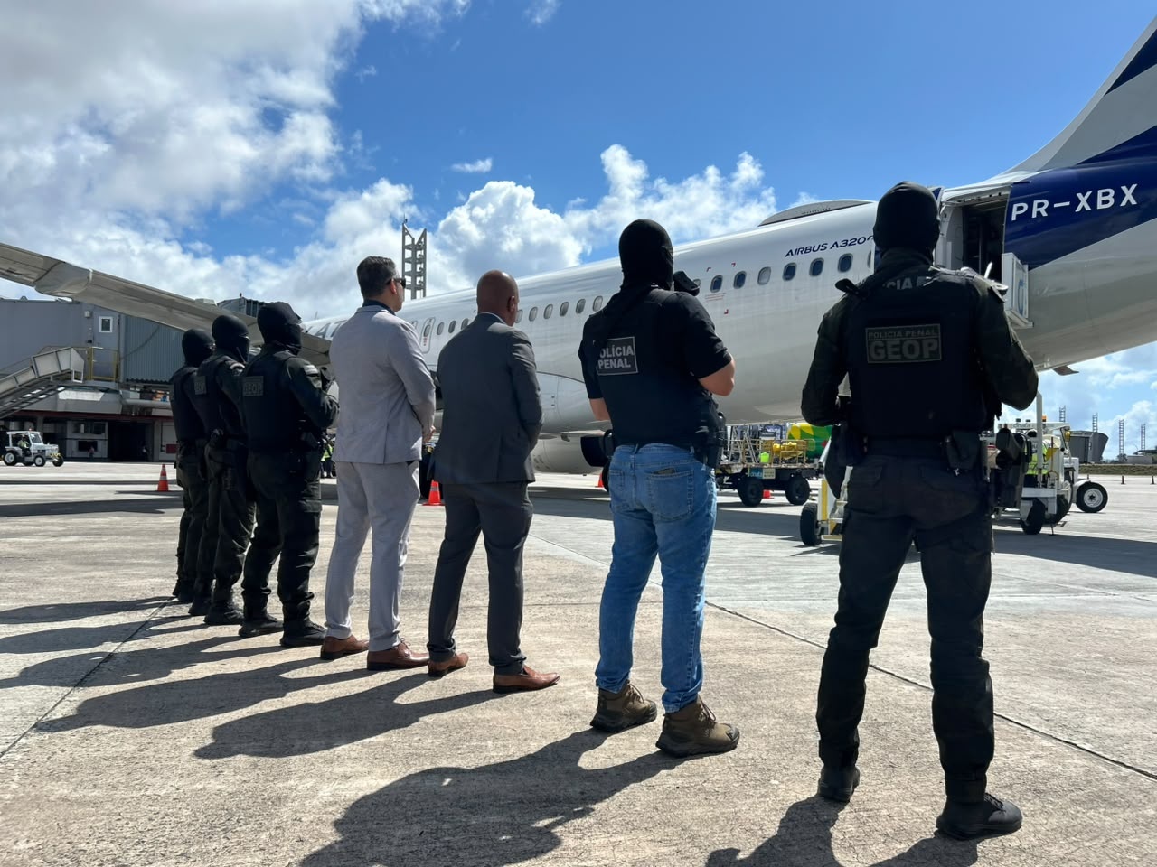 Governo da Bahia transfere cinco líderes de facções para presídios federais