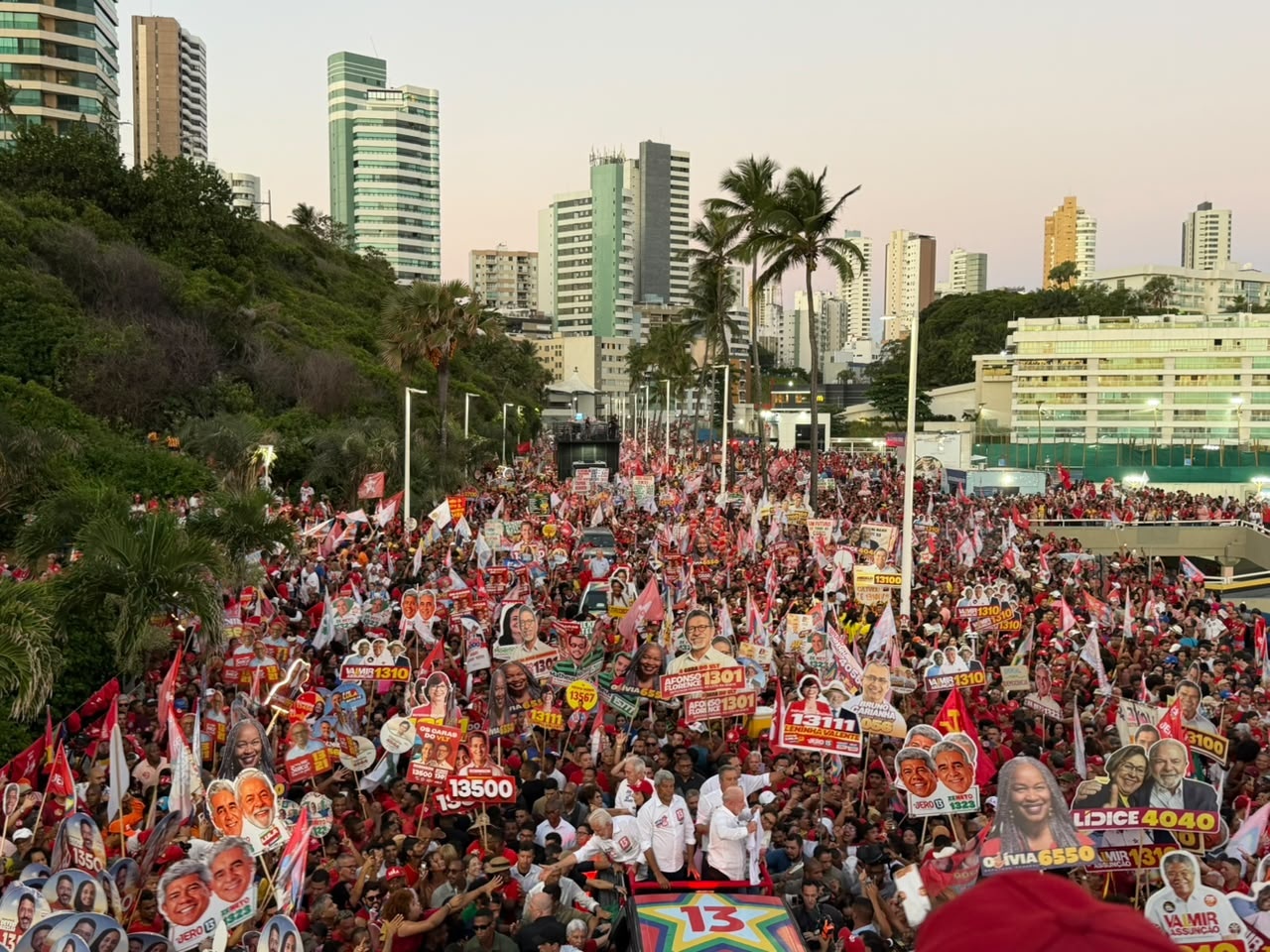 VÍDEO: Caminhada da campanha de Lula em Ondina arrasta multidão em Salvador