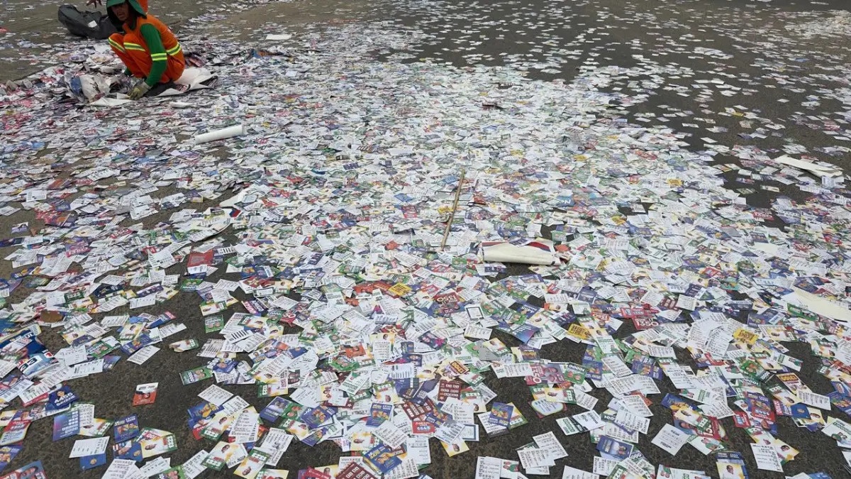 Feira de Santana amanhece com ruas tomadas por 'derrame de santinhos'