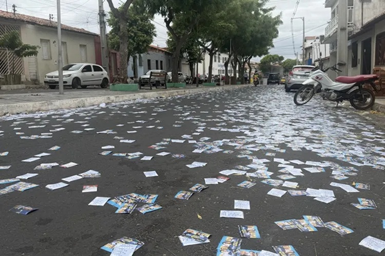 Sudoeste Baiano: milhares de santinhos cobrem o entorno de seções eleitorais em Brumado