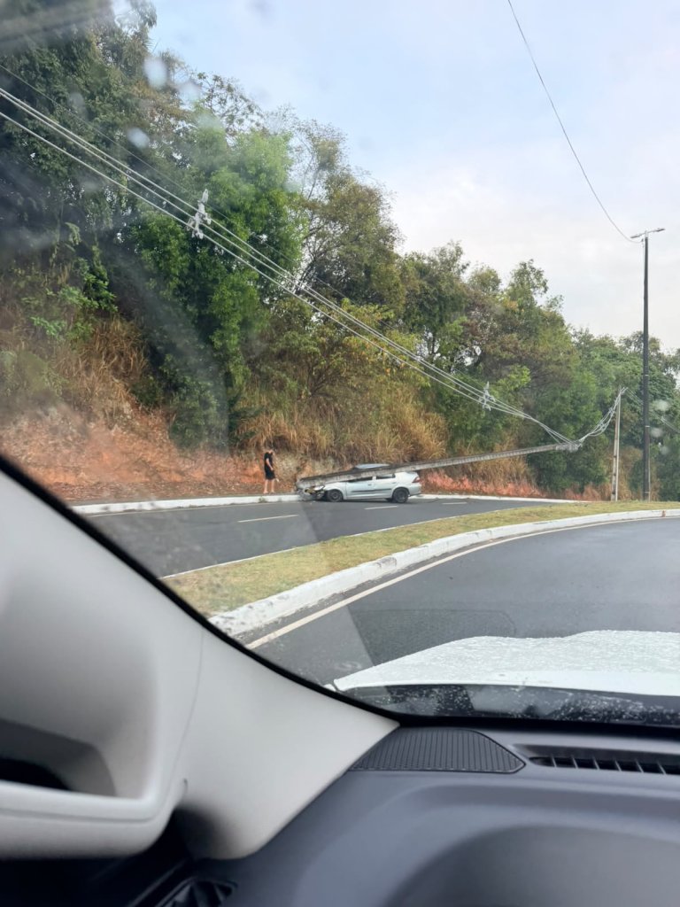 Carro destruído após colisão com poste no Curralinho, Salvador