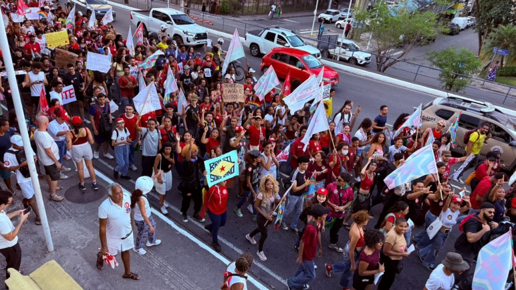 PT faz ato em Salvador pela soberania nacional e apoio a Lula; fotos 5 Militantes do PT em Salvador durante a manifestação