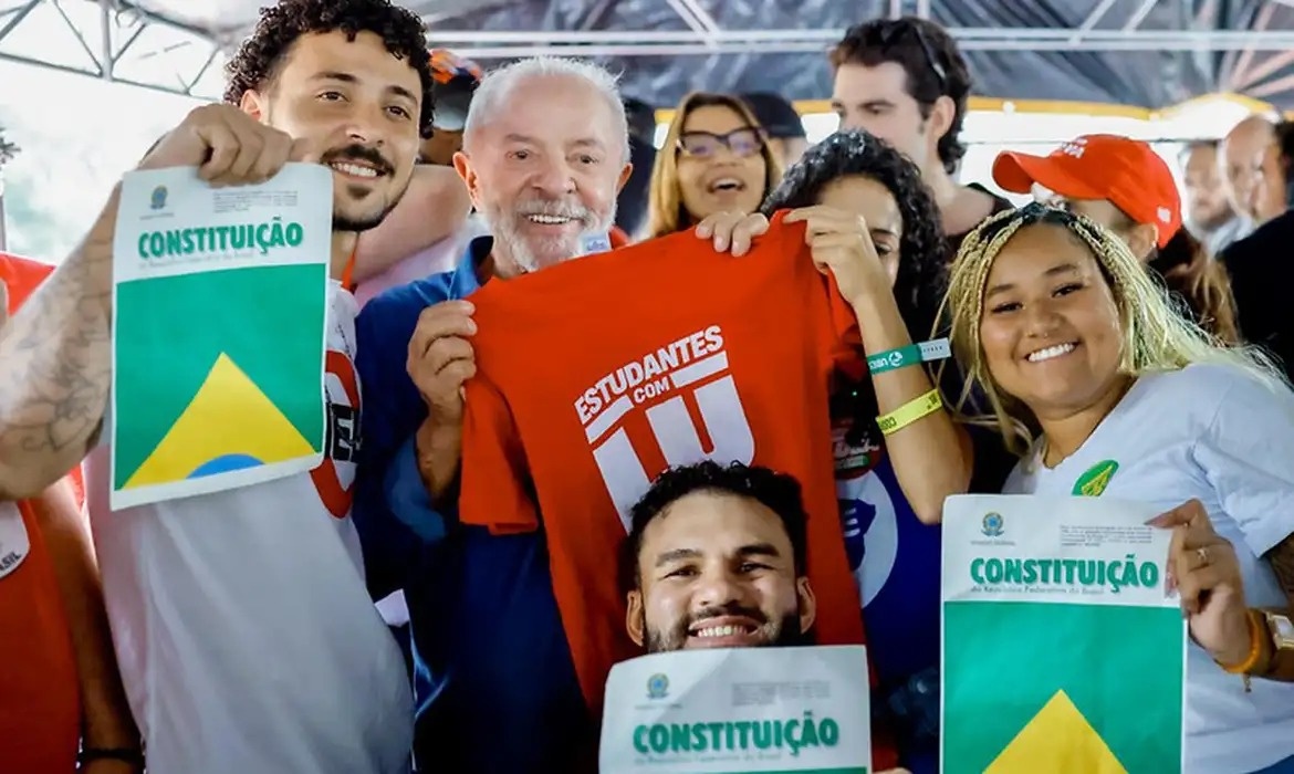 Lula promete versão universitária do “Pé de Meia” caso seja reeleito