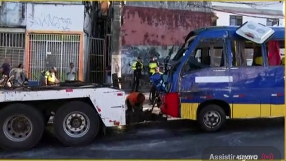 Micro-ônibus que transportava pacientes tomba e deixa nove feridos no Largo do Tanque