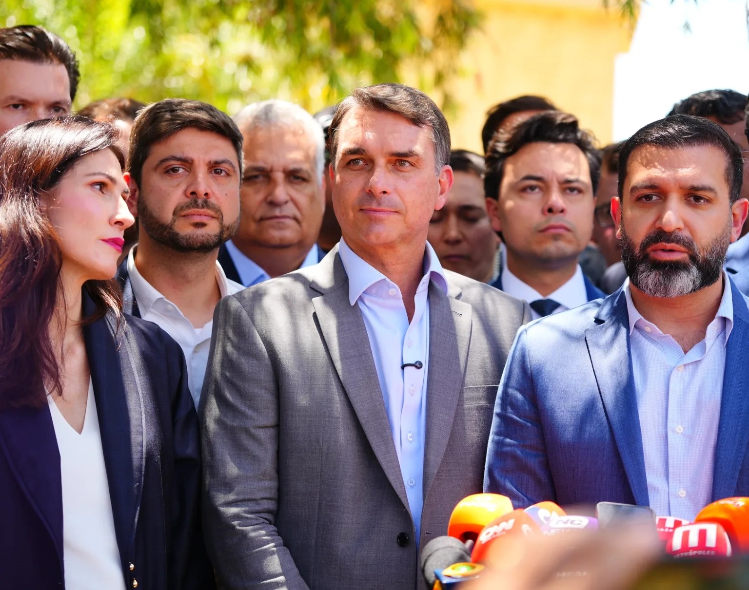 Abaixo-assinado para revogar Título de Cidadão de Salvador à Flávio Bolsonaro chega a 130 mil assinaturas em um dia