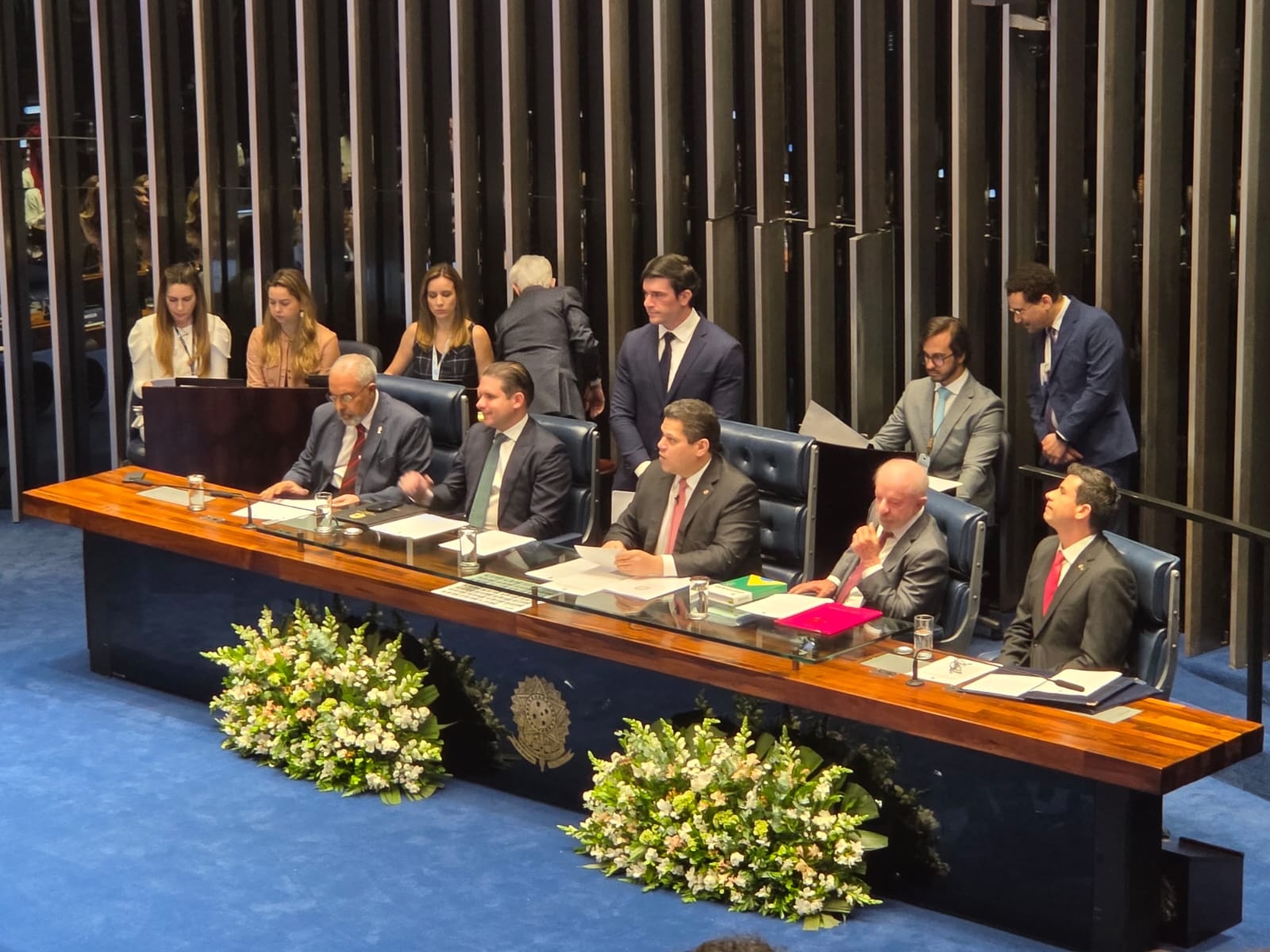 Lula e líderes do Congresso participam de promulgação das PECs da jornada 6x1 e aposentadoria de agentes de saúde