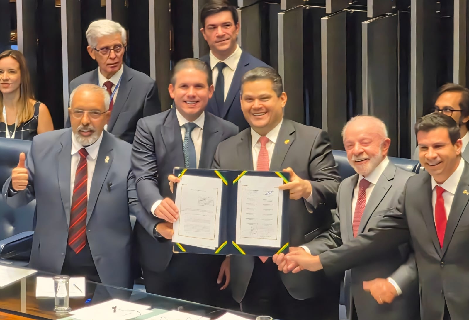 Emendas que mudam jornada de trabalho e beneficiam agentes de saúde foram promulgadas em sessão com Lula no Congresso