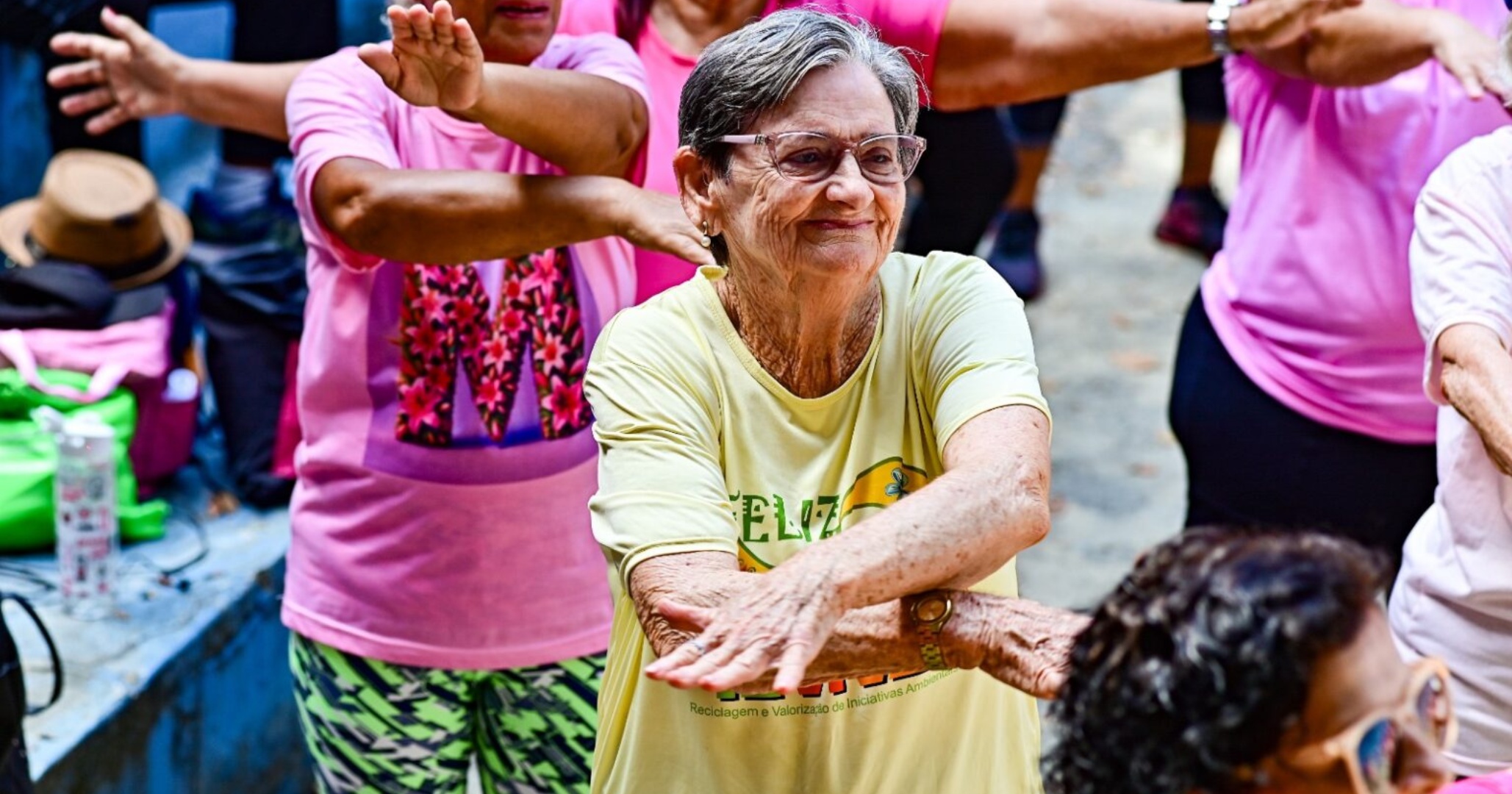 Outubro Rosa reúne cerca de 200 idosas em aulão coletivo no Parque da Cidade