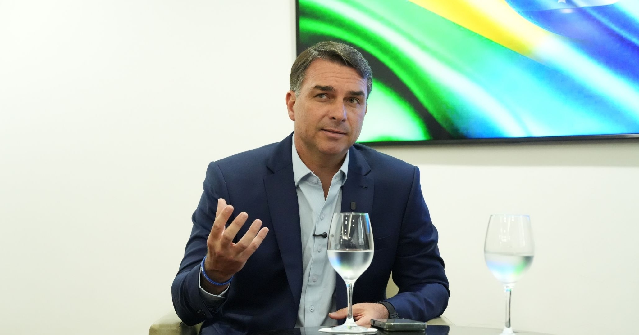 Almoço de Flávio Bolsonaro com direção da Globo gera críticas da campanha de Lula