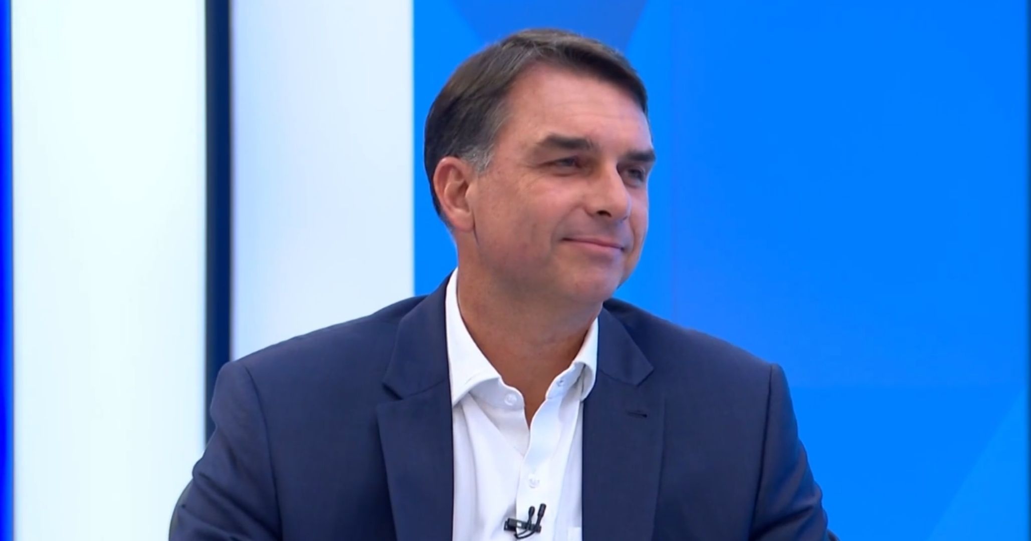 Panelaço convocado por Janones acontece em todo o país durante entrevista de Flávio Bolsonaro à TV Globo