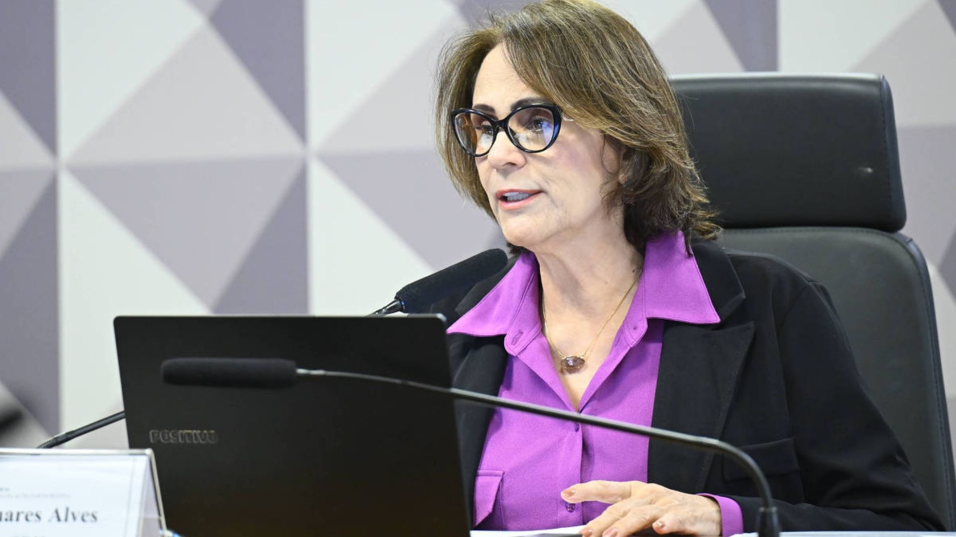 Damares aciona MPE para investigar van com marca do MEC em gravação de campanha de Lula