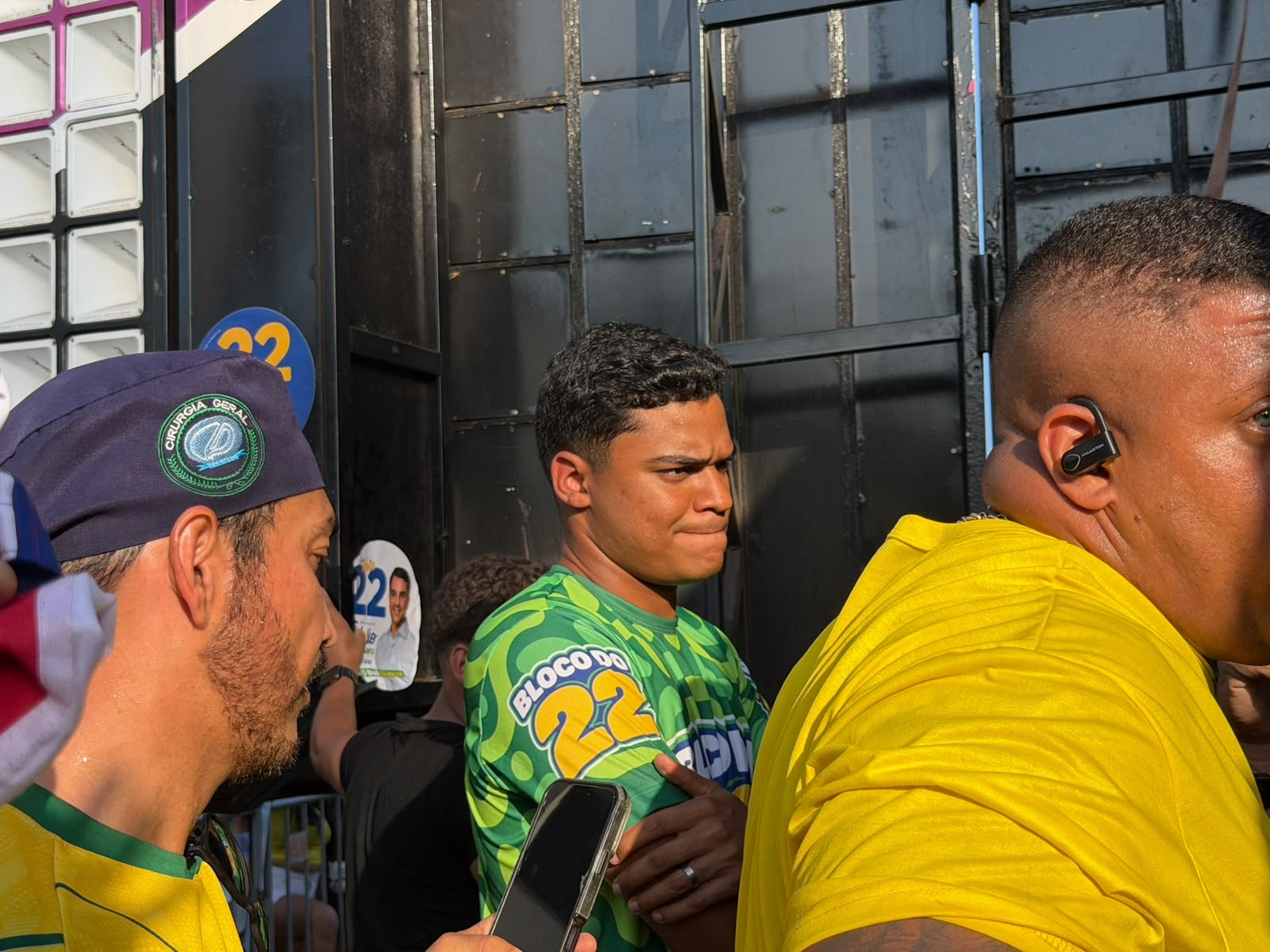 VÍDEO: Sandro Filho é barrado ao tentar subir em trio bolsonarista