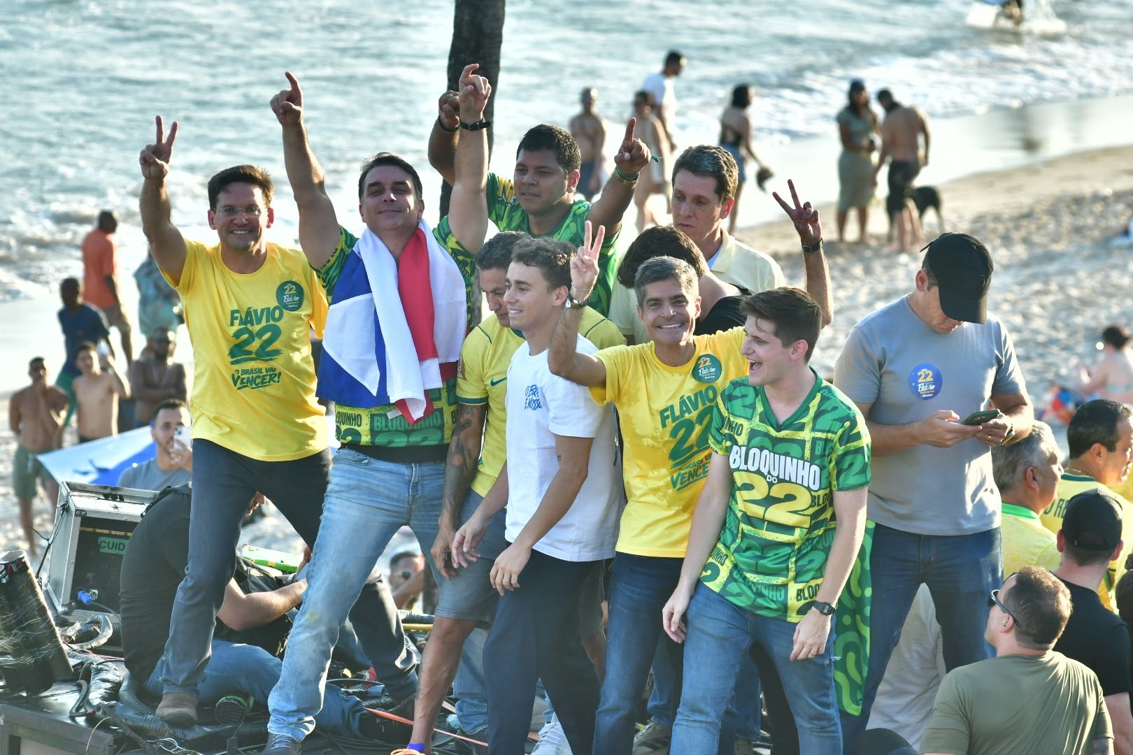 VÍDEO: Flávio Bolsonaro e aliados chegam em ato e sobem em trio na Barra