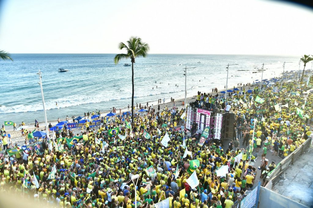 Flávio Bolsonaro percorre orla de Salvador e reúne apoiadores na Barra