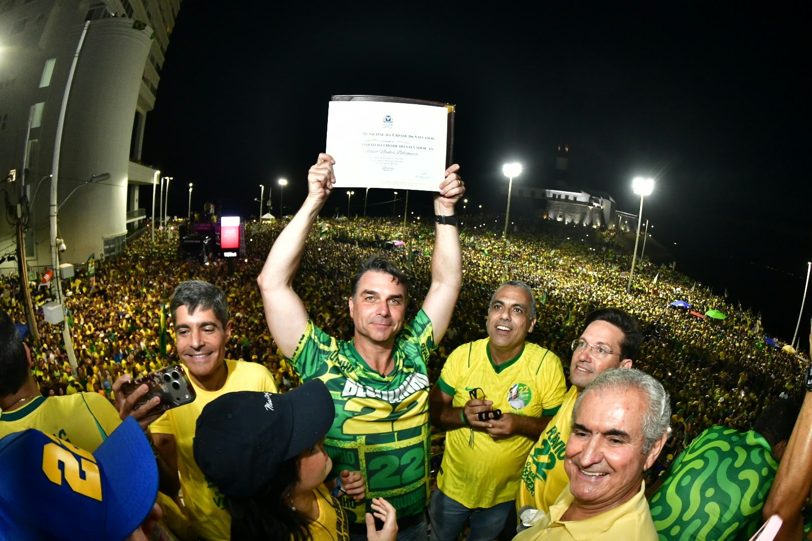 Vereador Cezar Leite entrega título de Cidadão Soteropolitano para Flávio Bolsonaro no Farol da Barra