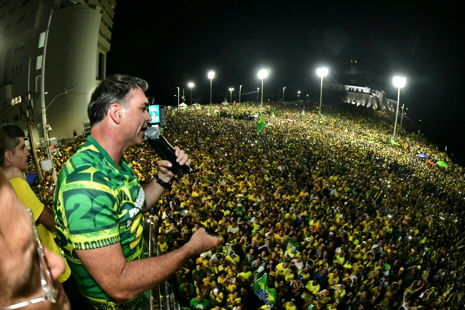 Flávio Bolsonaro compara público em ato na Barra a show de Bell Marques e celebra união