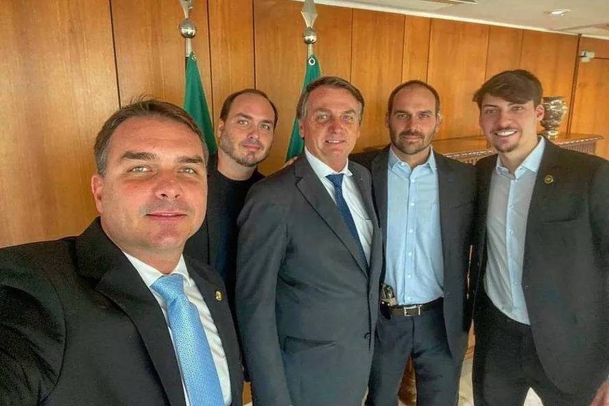 Aliados de Flávio Bolsonaro temem protagonismo de Eduardo na política externa de eventual governo