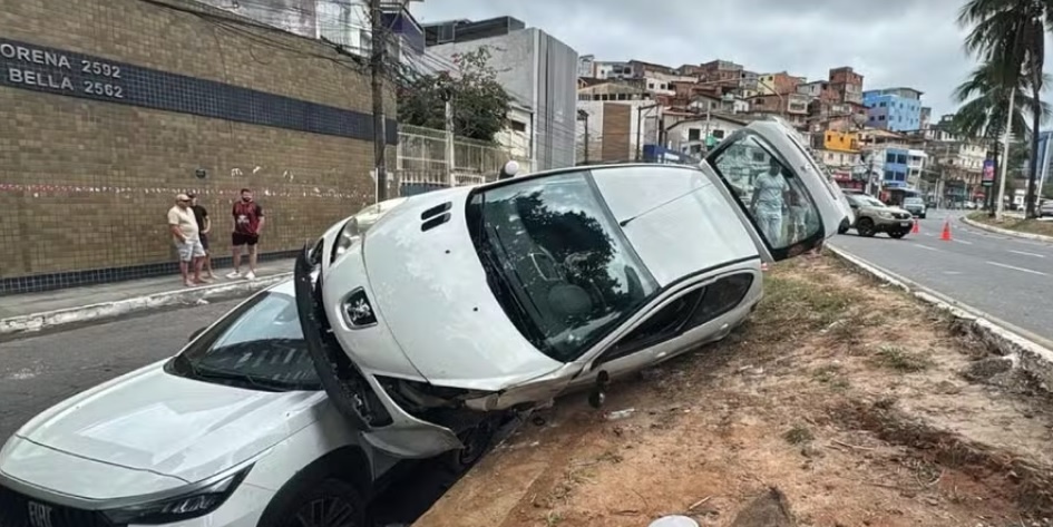 Motorista perde controle e carro fica sobre veículos em avenida de Salvador
