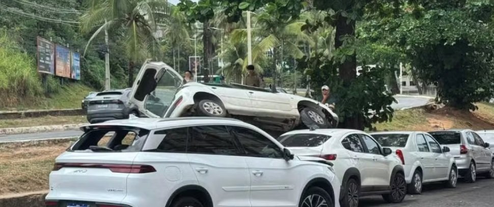 Motorista perde o controle: veículo fica sobre carros em Salvador 3 Acidente na Avenida Anita Garibaldi