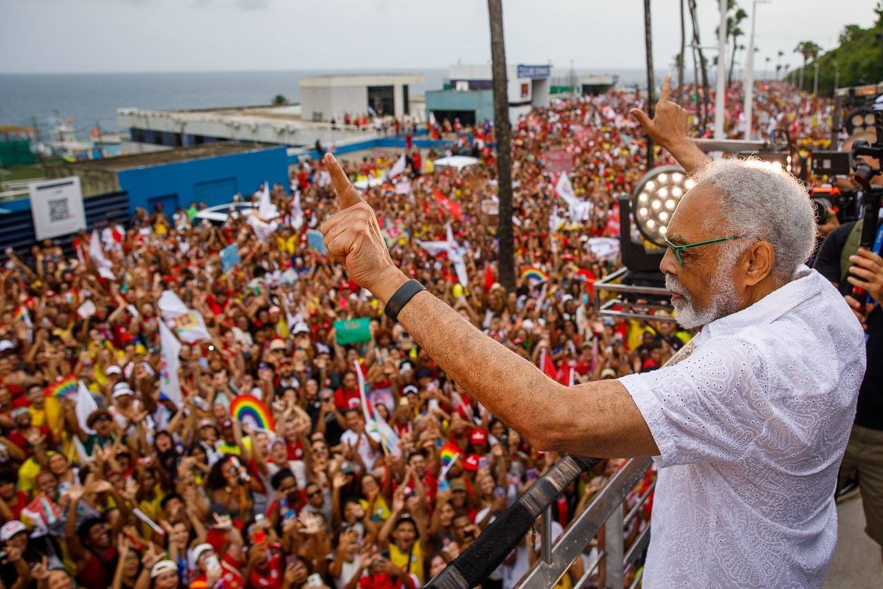 Gilberto Gil marca presença em ato pela democracia e é exaltado por público na Barra