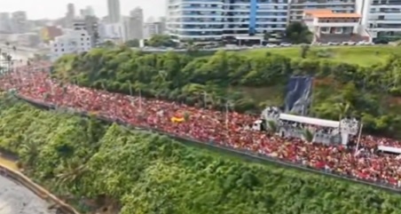 Ato pela democracia toma percurso da Barra em Salvador