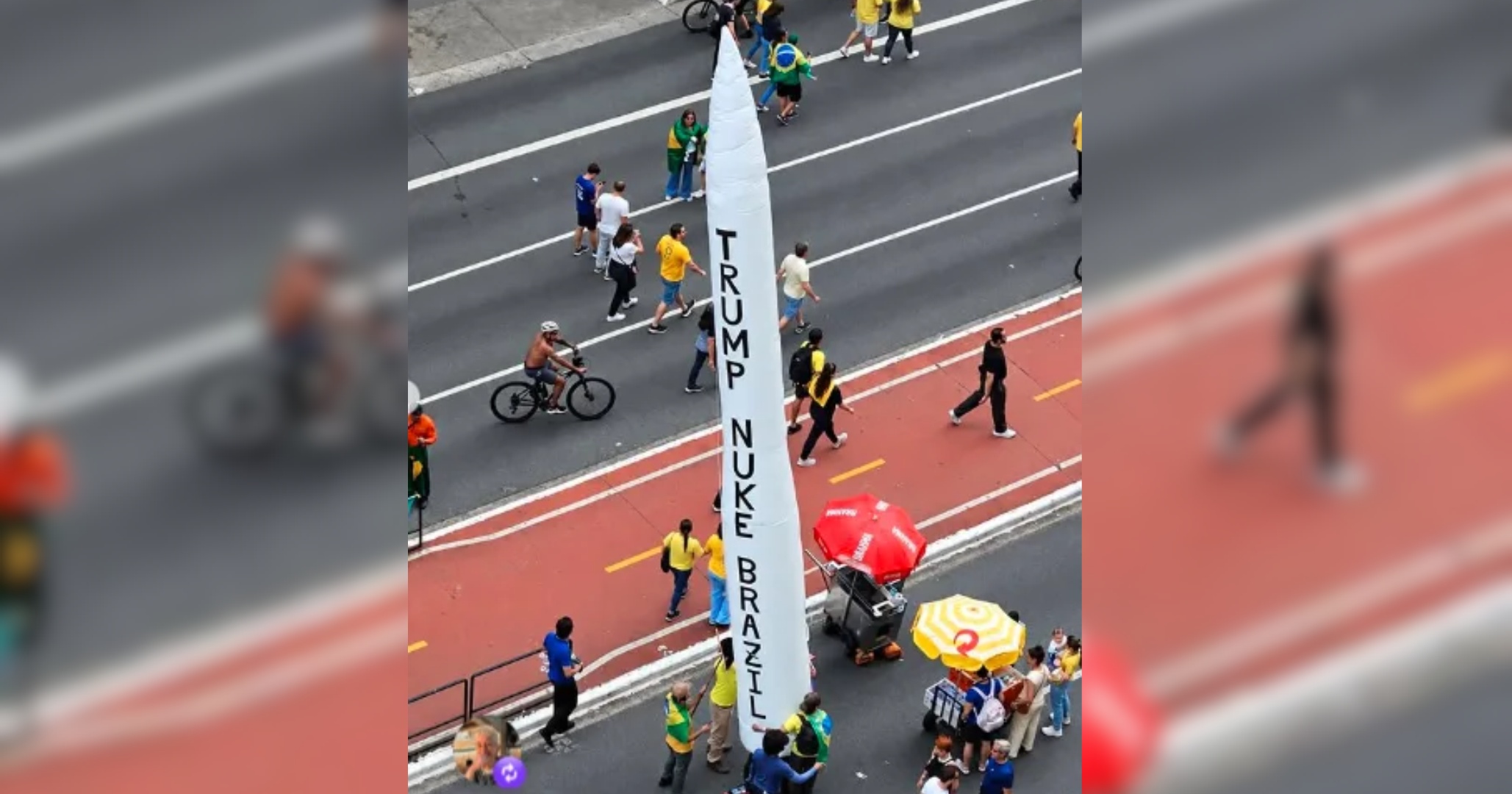 Apoiadores exibem réplica de míssil pedindo ataque de Trump ao Brasil durante ato de Bolsonaro na Paulista