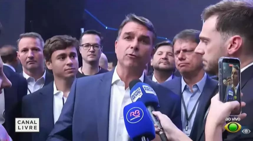 VÍDEO: Flávio Bolsonaro comete gafe ao errar nome de avenida em Salvador onde fez ato de campanha
