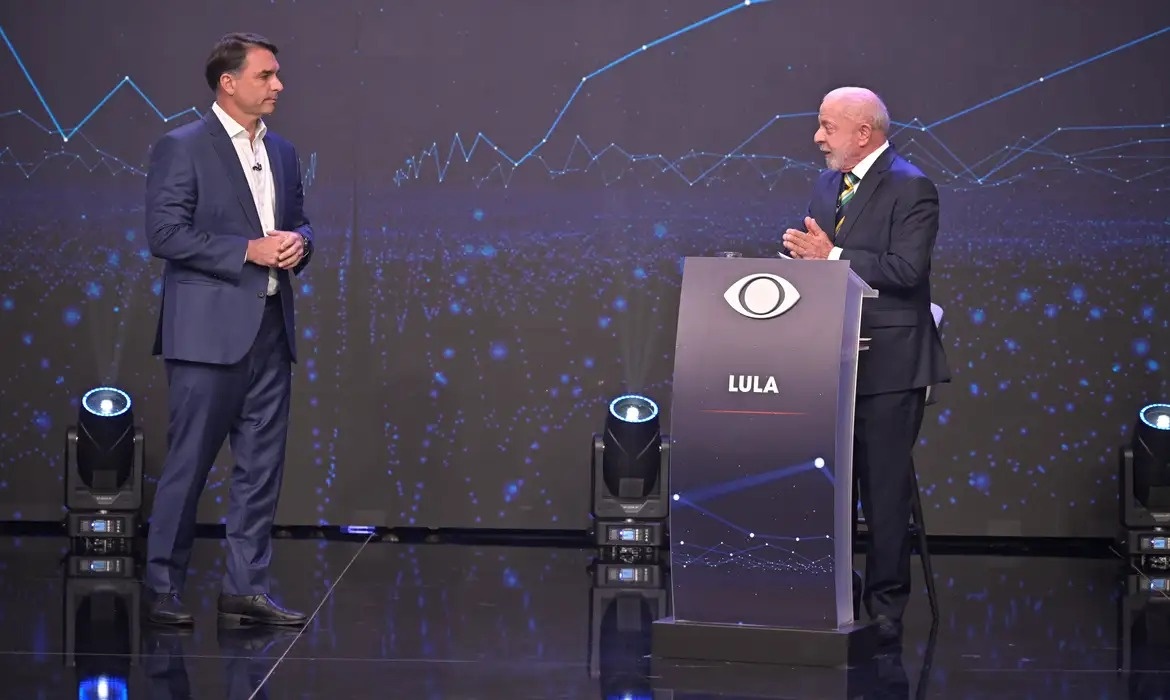 Flávio Bolsonaro gasta 60% mais que Lula em pesquisas eleitorais e lidera também no total de gastos