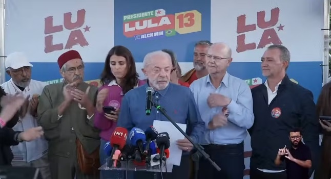 Lula diz que vai mandar documento ao TSE autorizando quebra de sigilo e desafia Flávio a fazer o mesmo