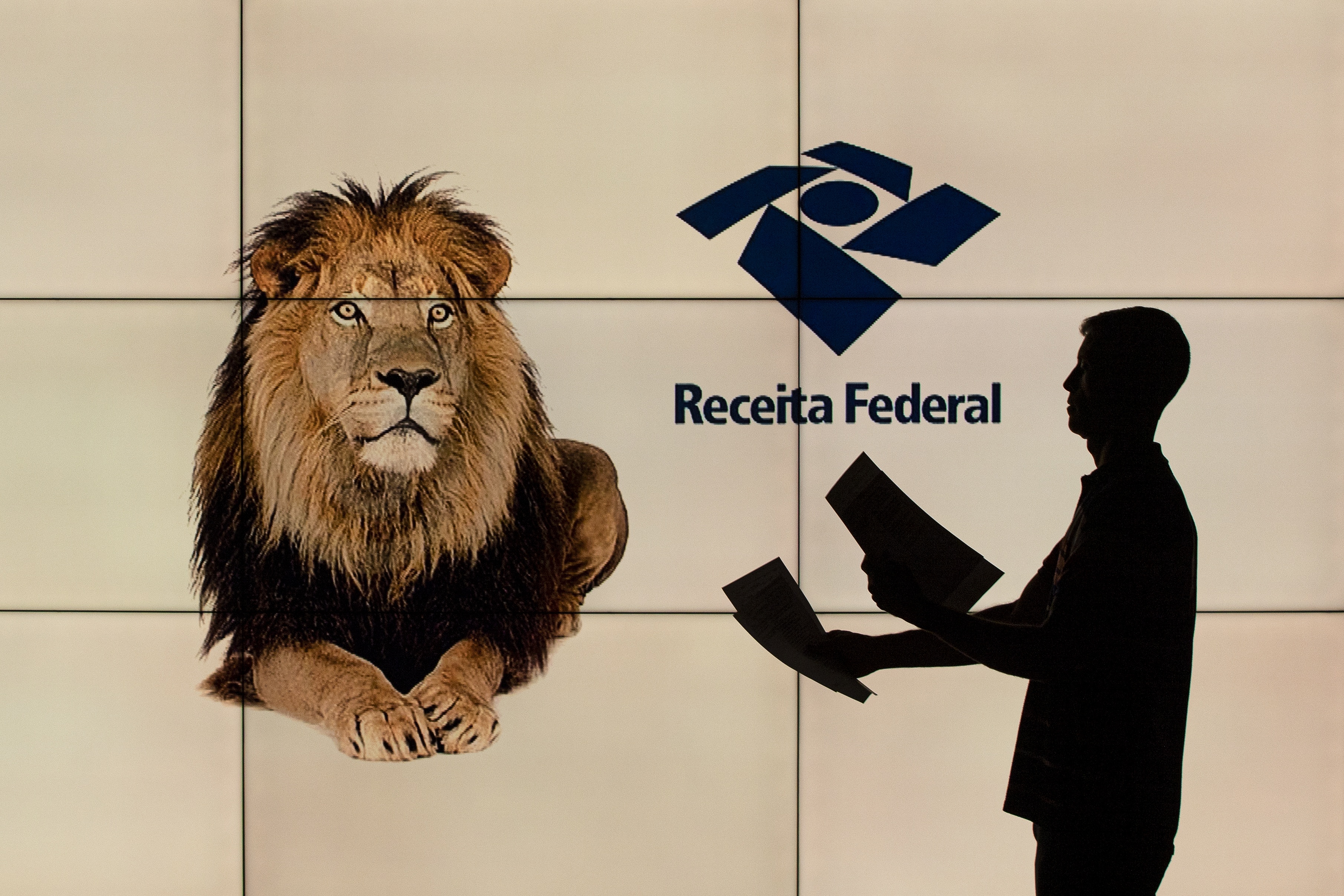 Receita Federal notifica quase meio milhão de contribuintes que caíram na malha fina