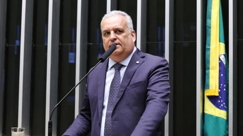 Ministra do TSE manda apagar post que associa vice de Flávio a estupro