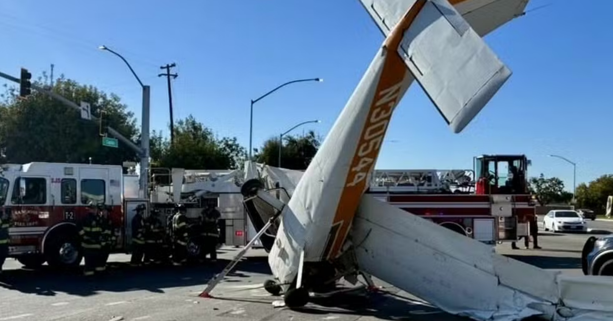 VÍDEO: Avião de pequeno porte cai em avenida movimentada nos Estados Unidos