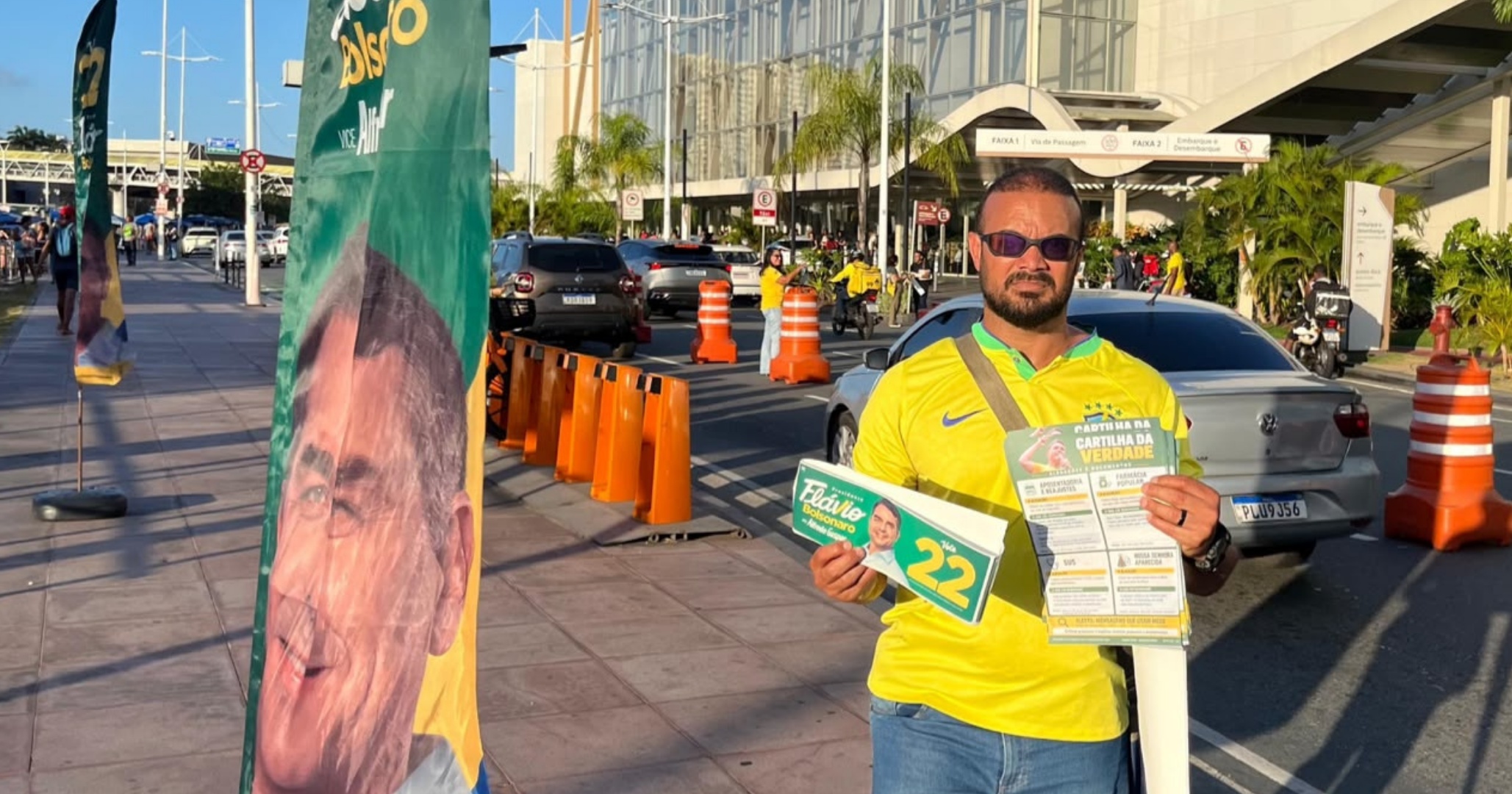 Deputado do PL realiza panfletagem em shopping de Salvador em apoio à Flávio Bolsonaro